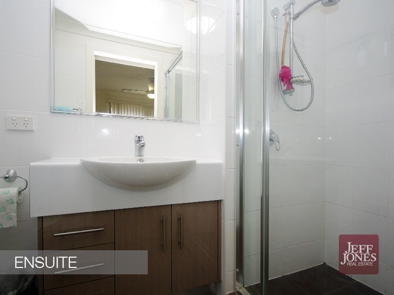 2/15 Rolle Street, Holland Park West QLD 4121