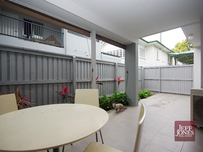 2/15 Rolle Street, Holland Park West QLD 4121