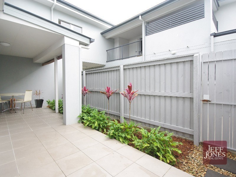 2/15 Rolle Street, Holland Park West QLD 4121