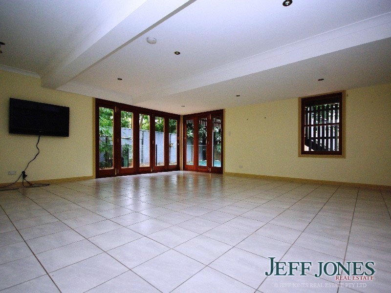 94 Linton Street, Kangaroo Point QLD 4169