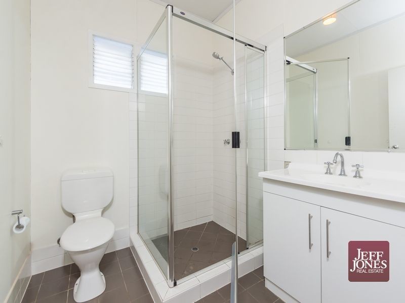 2/33 Newcastle Street, Fairfield QLD 4103