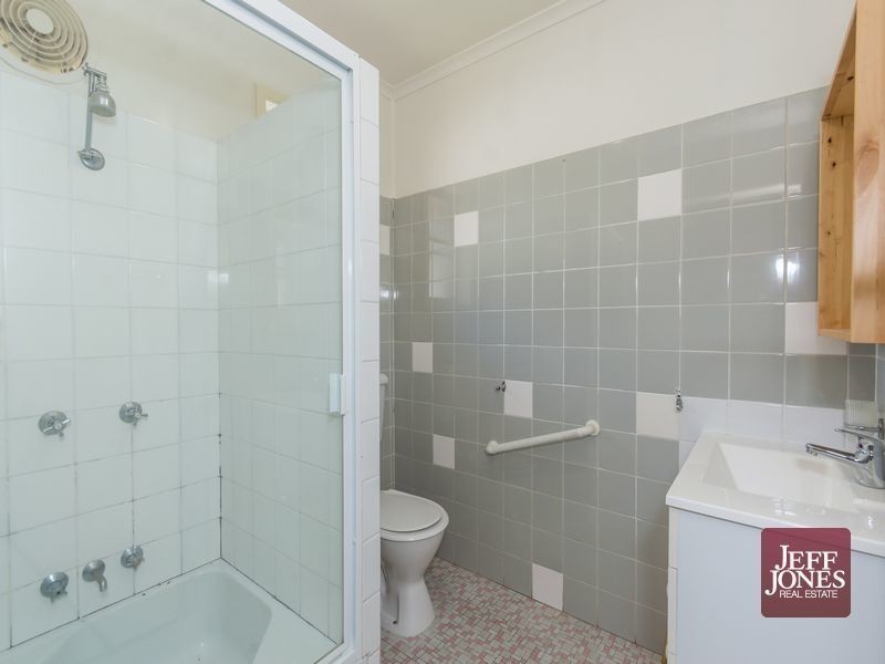 2/27 Knowsley Street, Greenslopes QLD 4120