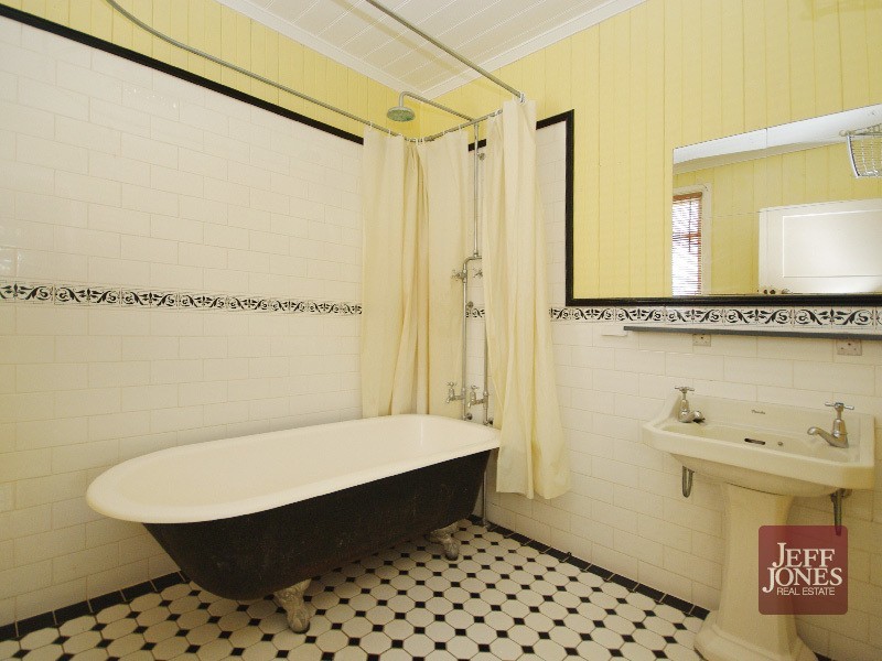 21 Thomas Street, Greenslopes QLD 4120