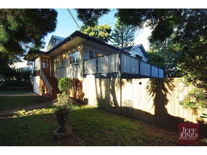 4 Pine Street, Greenslopes QLD 4120