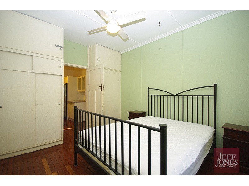 4 Pine Street, Greenslopes QLD 4120