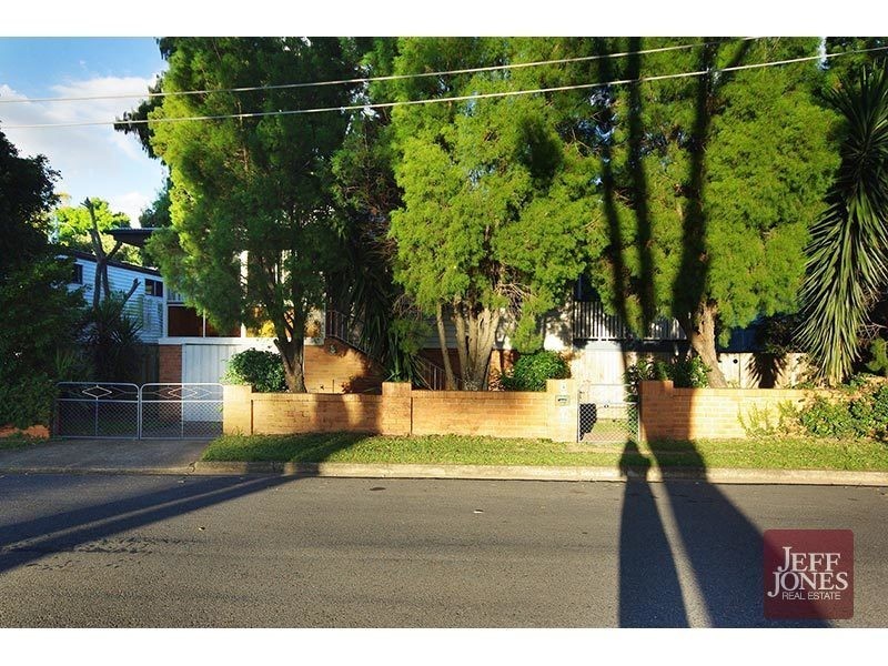 4 Pine Street, Greenslopes QLD 4120
