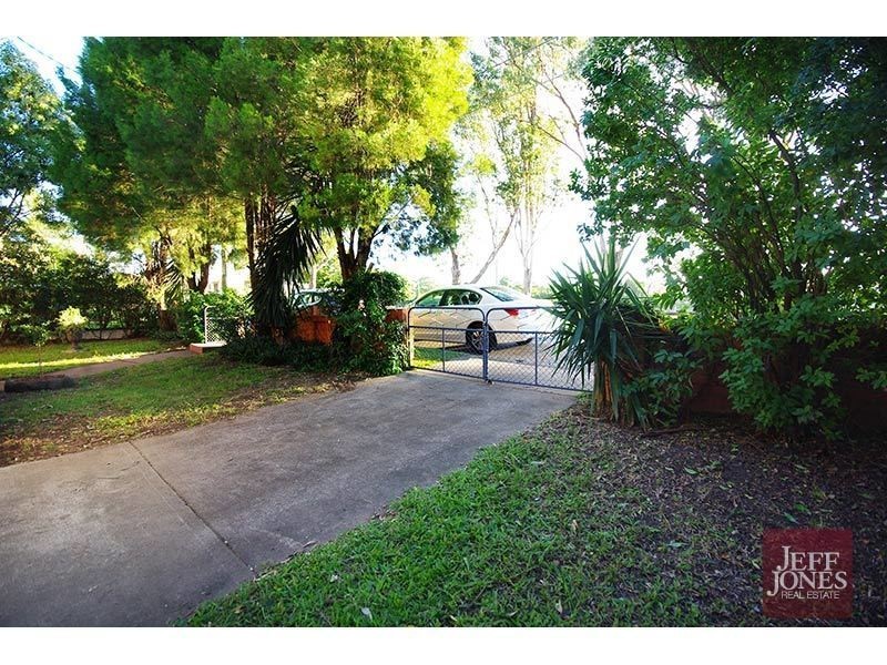 4 Pine Street, Greenslopes QLD 4120