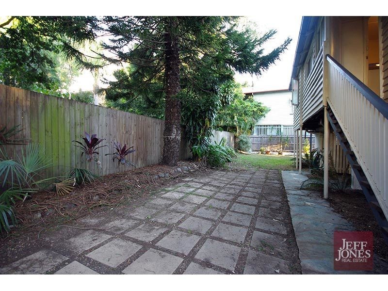 4 Pine Street, Greenslopes QLD 4120