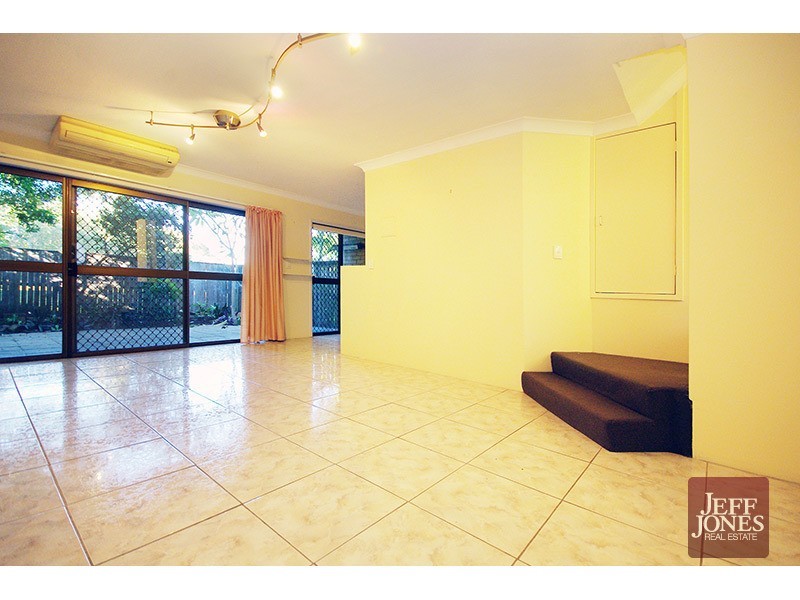 2/19 Temple Street, Coorparoo QLD 4151