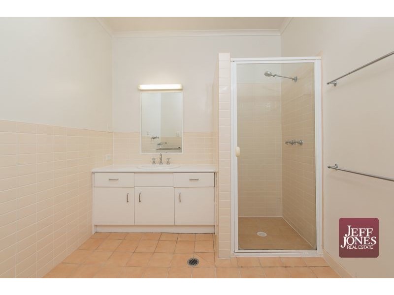 1/13 Lilly Street, Greenslopes QLD 4120