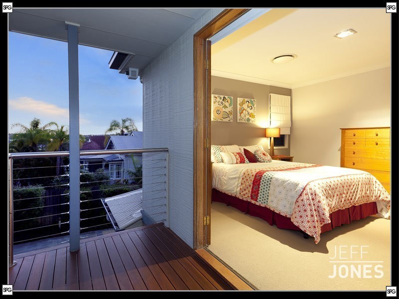 32  Eighth Avenue, Coorparoo QLD 4151