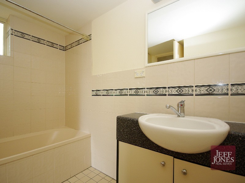 B7/52 Baron Street, Greenslopes QLD 4120
