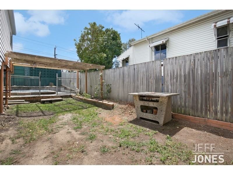 2 Pine Street, Greenslopes QLD 4120