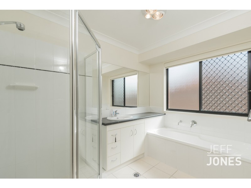 8 Malia Court, Wynnum West QLD 4178