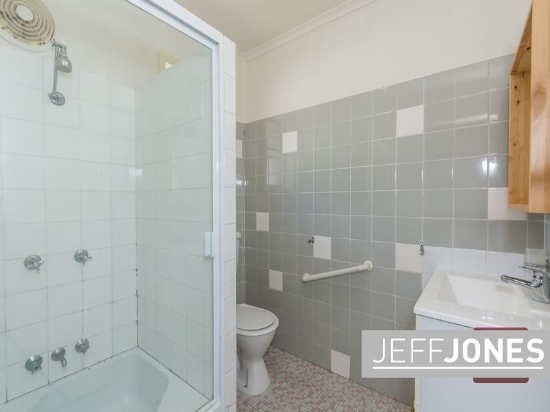 27 Knowsley Street, Greenslopes QLD 4120