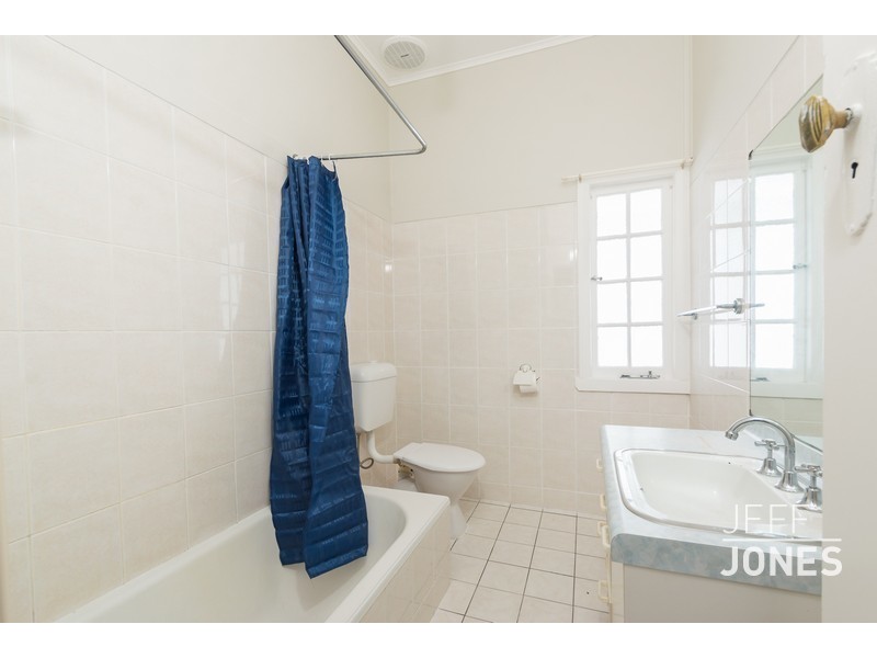 16 Logan Street, Greenslopes QLD 4120