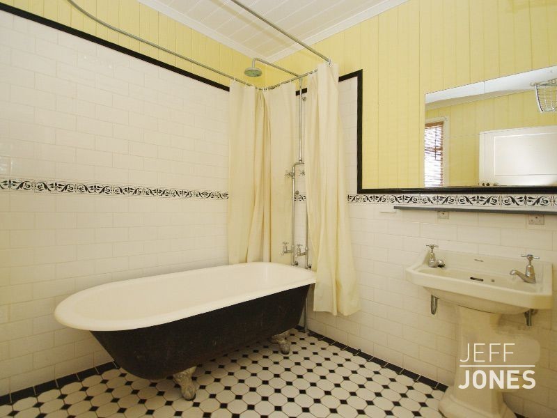 21 Thomas Street, Greenslopes QLD 4120