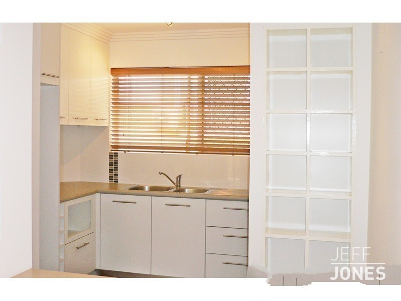 2/81 Kitchener Street, Coorparoo QLD 4151