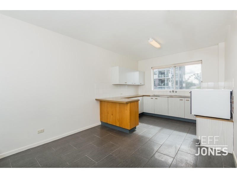 2/8 Regina Street, Greenslopes QLD 4120