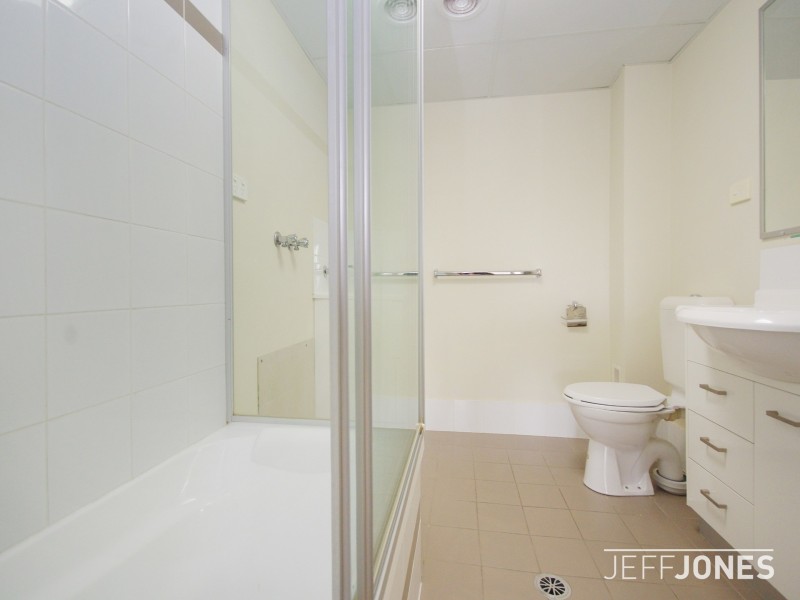 18/76 Old Cleveland Road, Greenslopes QLD 4120