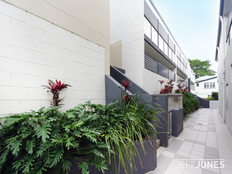 18/76 Old Cleveland Road, Greenslopes QLD 4120