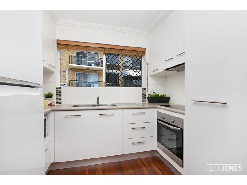 2/81 Kitchener Street, Coorparoo QLD 4151