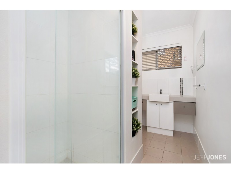 2/81 Kitchener Street, Coorparoo QLD 4151