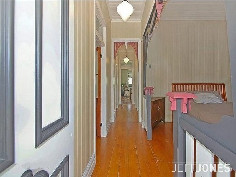 4 Sword Street, Woolloongabba QLD 4102