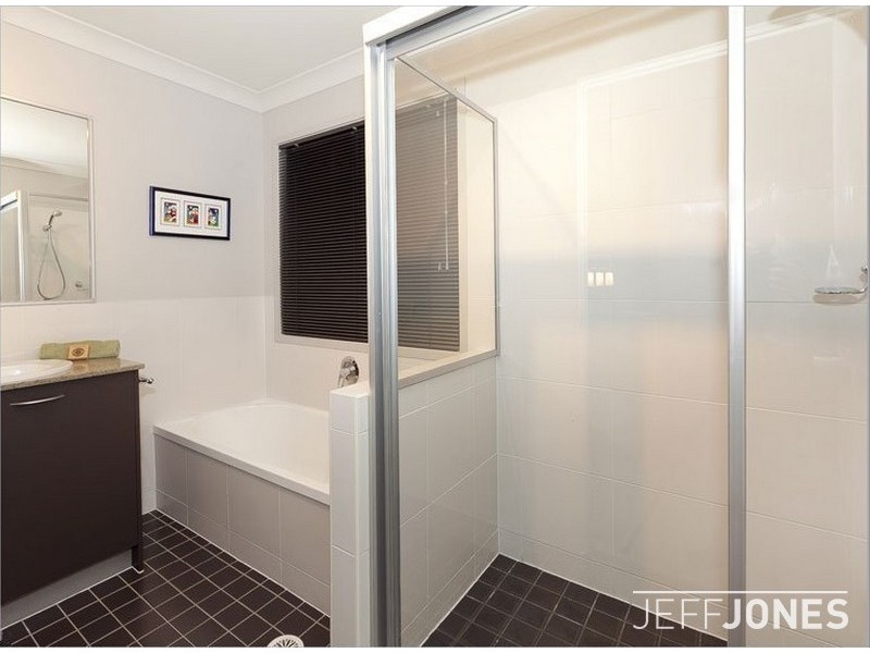 32 Eighth Avenue, Coorparoo QLD 4151