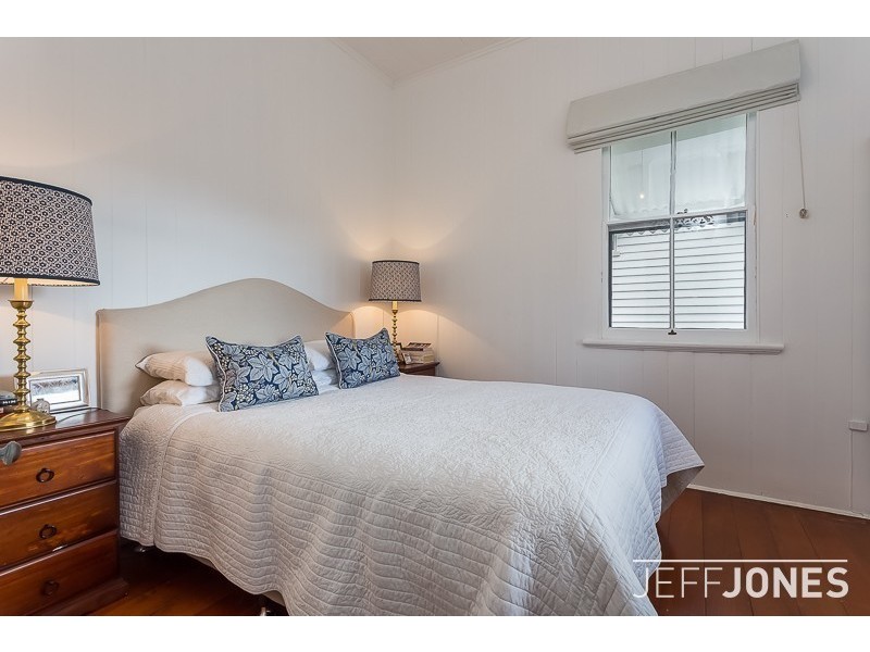 27 Macrossan Avenue, Norman Park QLD 4170