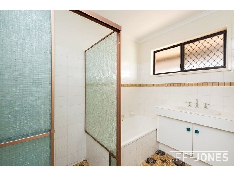 2 Lindisfarne Street, Carindale QLD 4152