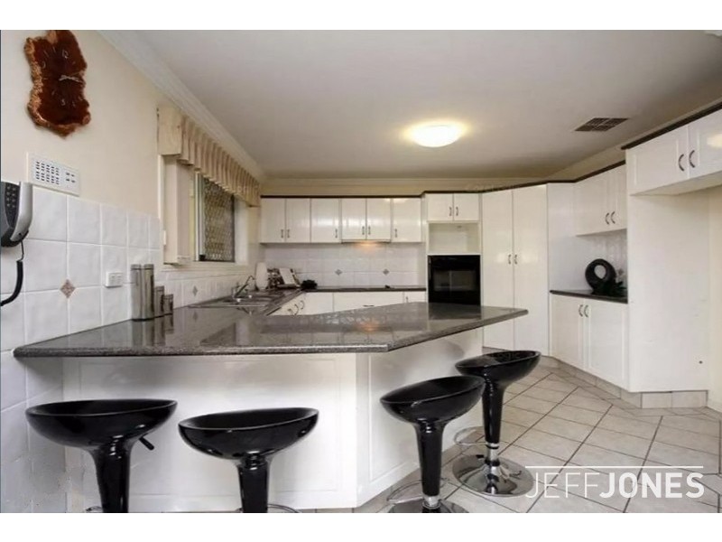 4 Arncliffe Close, Carindale QLD 4152