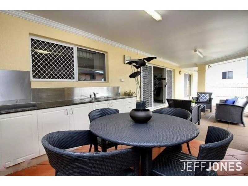 4 Arncliffe Close, Carindale QLD 4152