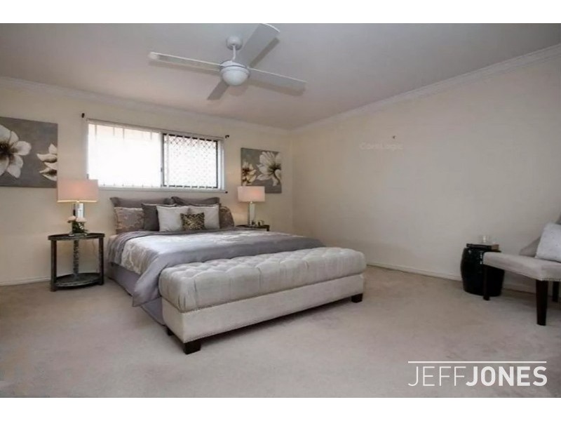 4 Arncliffe Close, Carindale QLD 4152