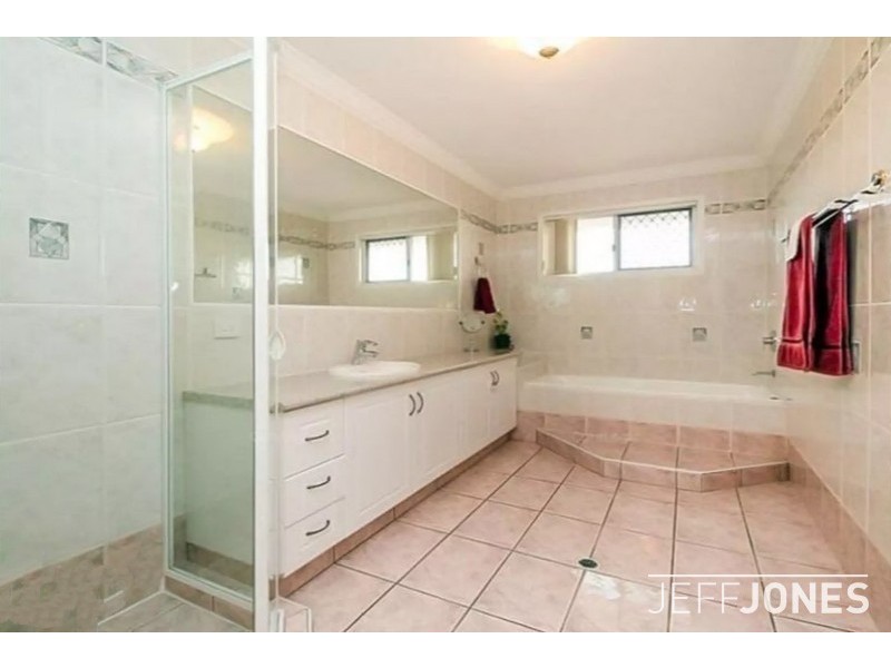 4 Arncliffe Close, Carindale QLD 4152