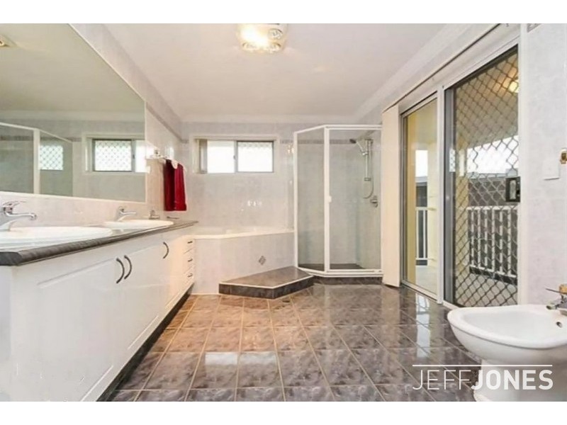 4 Arncliffe Close, Carindale QLD 4152