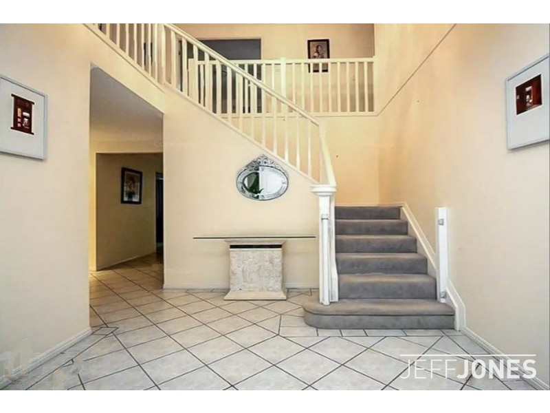 4 Arncliffe Close, Carindale QLD 4152