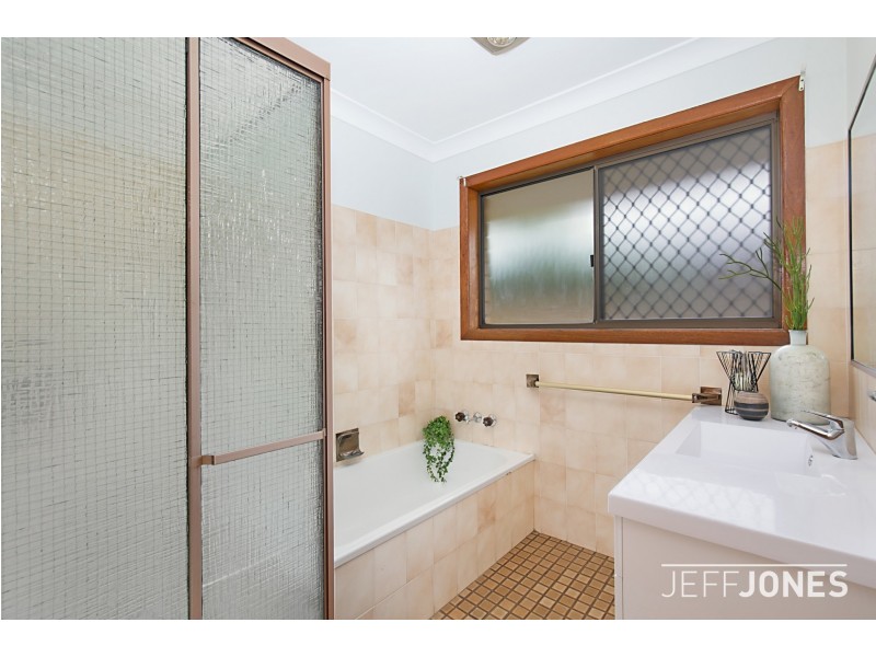 33 Briarwood Street, Carindale QLD 4152