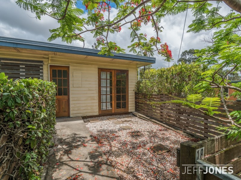 18 Dobbs Street, Holland Park West QLD 4121