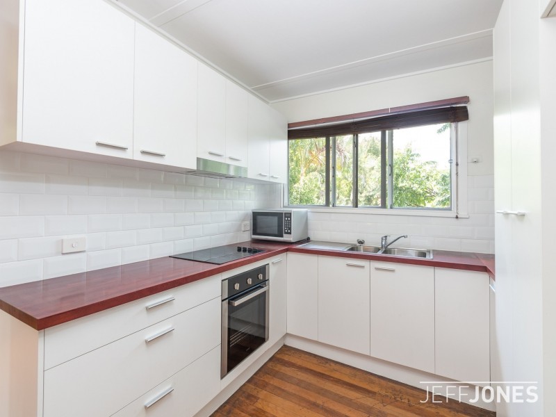 18 Dobbs Street, Holland Park West QLD 4121