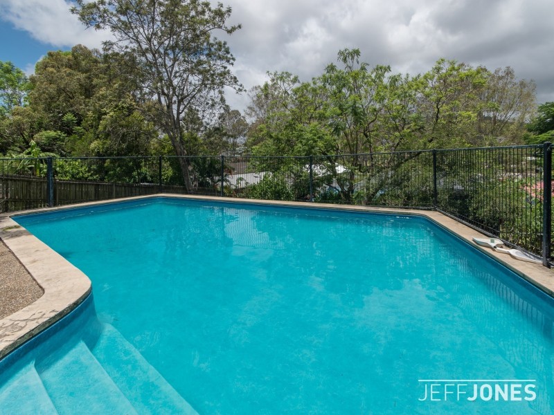 18 Dobbs Street, Holland Park West QLD 4121