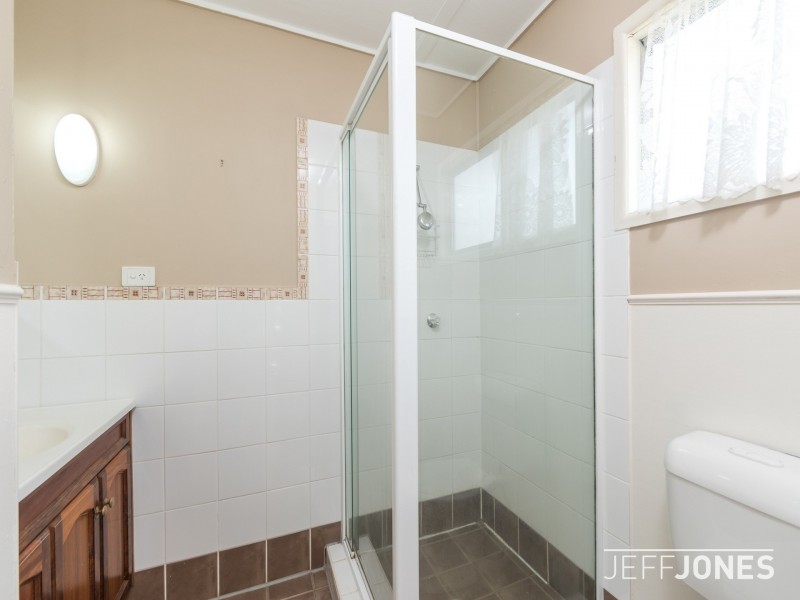 18 Dobbs Street, Holland Park West QLD 4121