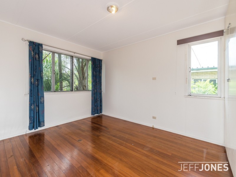 18 Dobbs Street, Holland Park West QLD 4121
