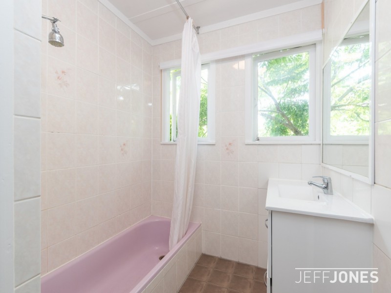 18 Dobbs Street, Holland Park West QLD 4121