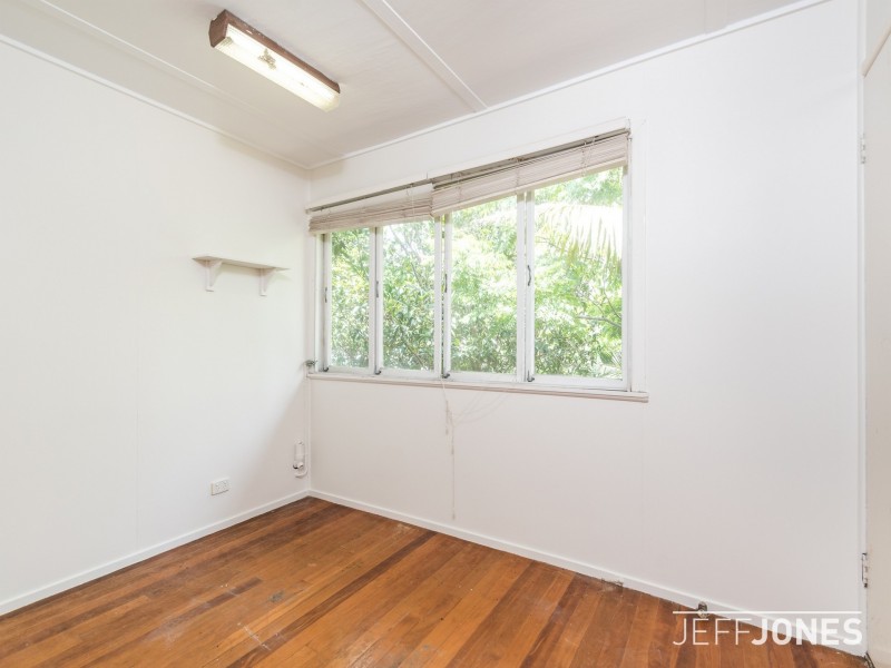 18 Dobbs Street, Holland Park West QLD 4121