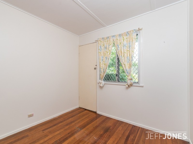 18 Dobbs Street, Holland Park West QLD 4121