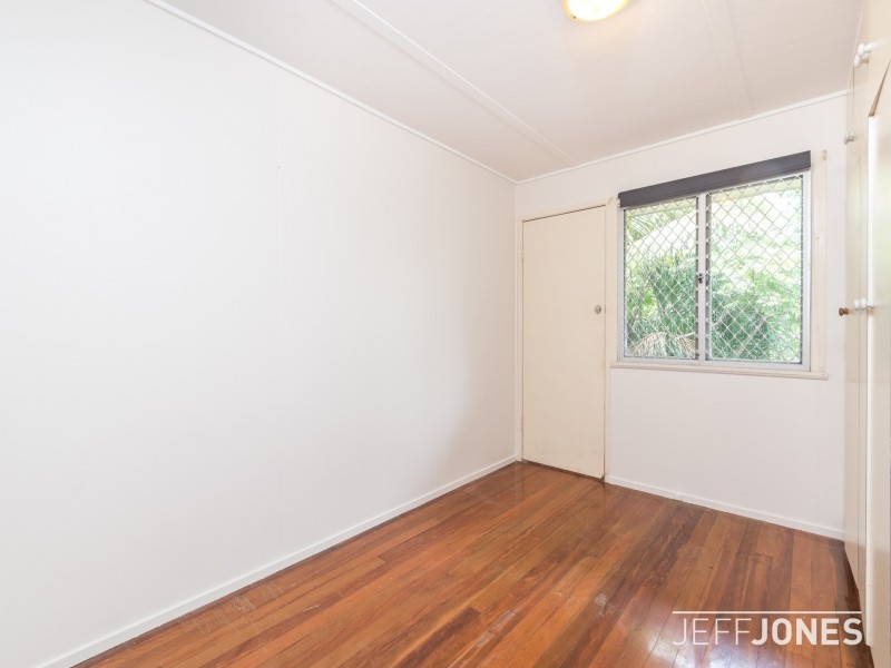 18 Dobbs Street, Holland Park West QLD 4121