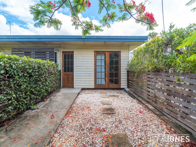 18 Dobbs Street, Holland Park West QLD 4121