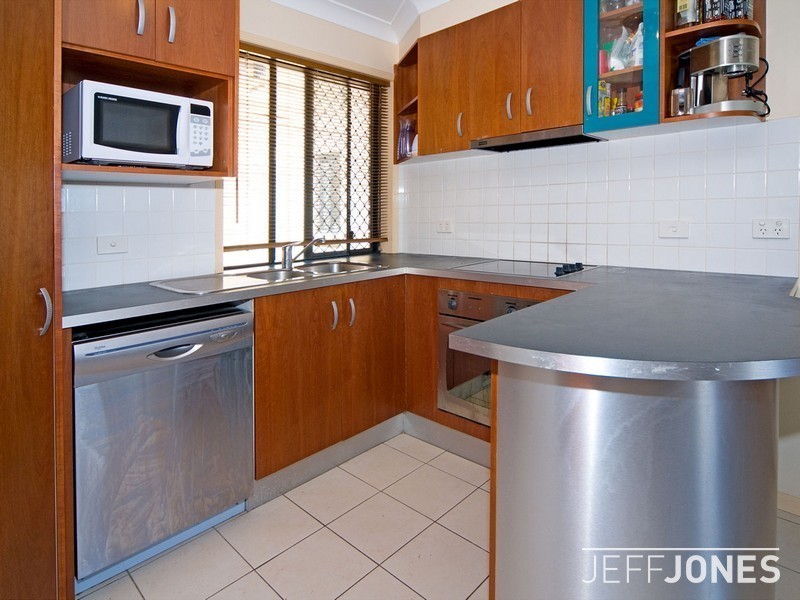 2/52 Knowsley Street, Greenslopes QLD 4120