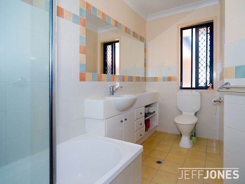 2/52 Knowsley Street, Greenslopes QLD 4120